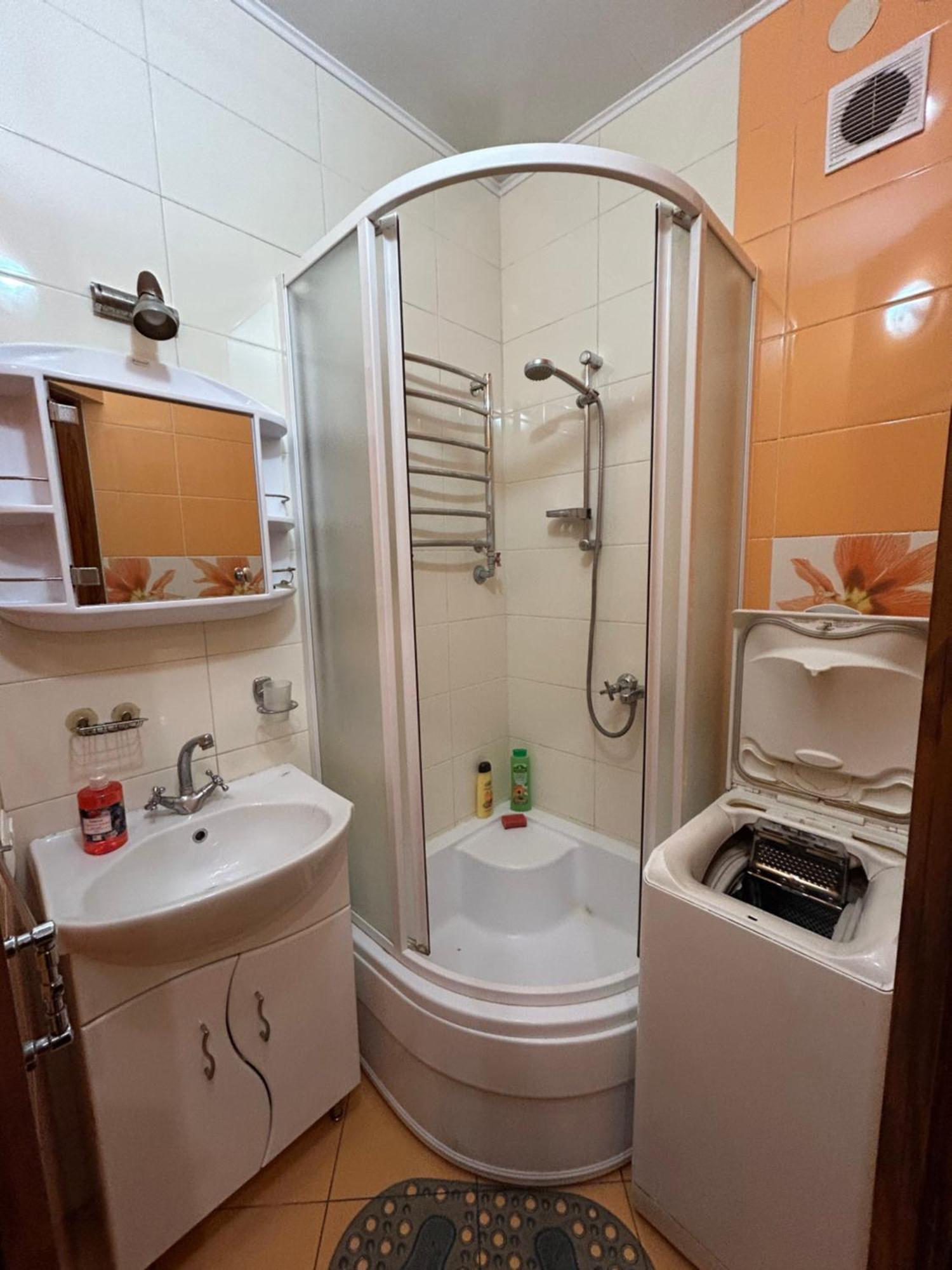 Three Bedroom Stepana Bandery Street Rivne Exteriör bild